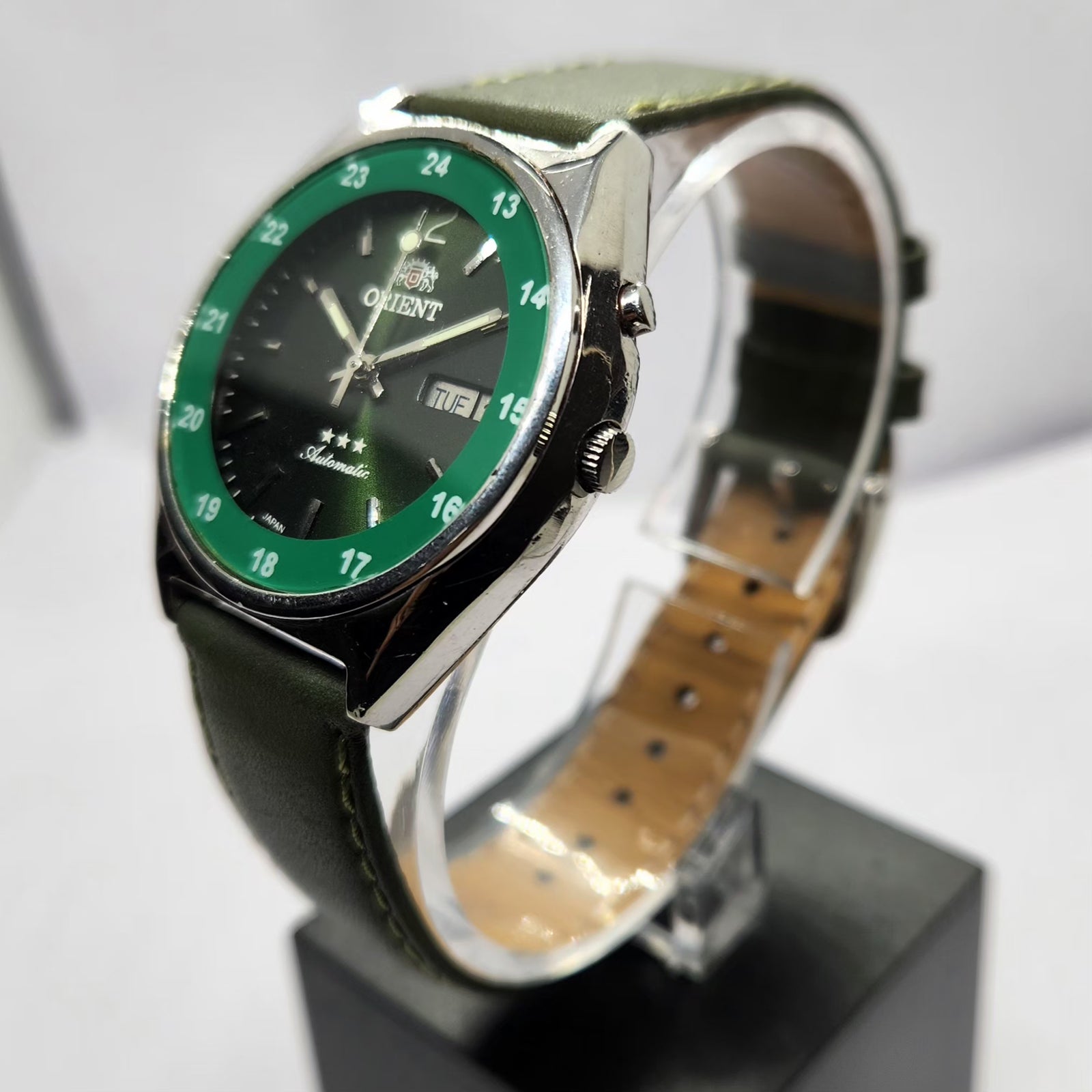 Vintage Mod Orient Automatic 46941 21 Jewels Green Face Day-Date Men's Wrist Watch OR14