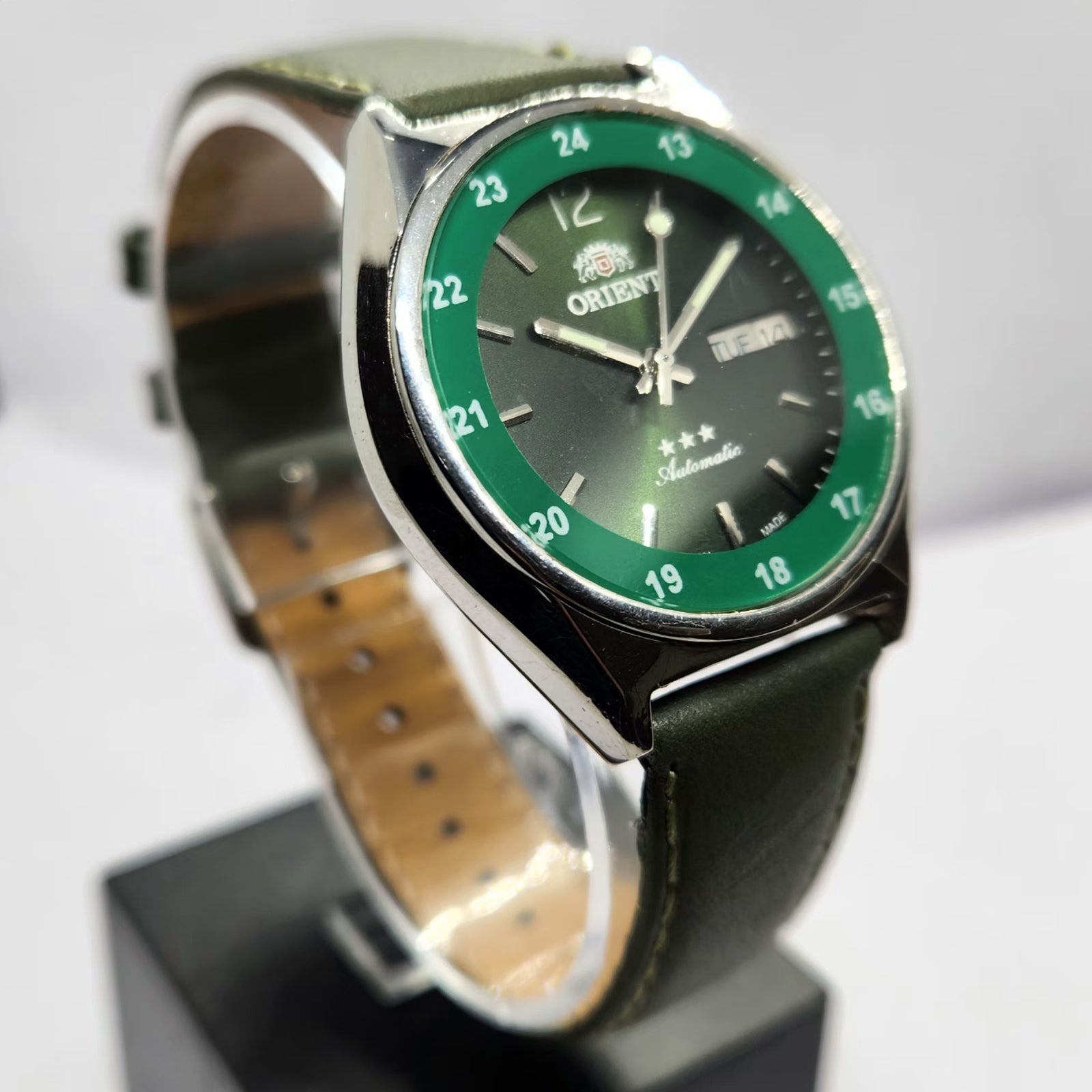 Vintage Mod Orient Automatic 46941 21 Jewels Green Face Day-Date Men's Wrist Watch OR14