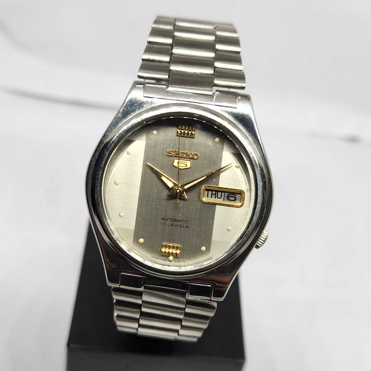 Vintage 1985 Original Seiko 5 Automatic 7009-3171 Grey Face 17 Jewels Day-Date Japanese Men's Wrist Watch SA70