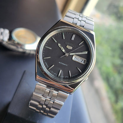 Vintage 1983 Original Seiko 5 Automatic 6309-8830 Black Face 17 Jewels Day-Date Japanese Men's Wrist Watch SK02