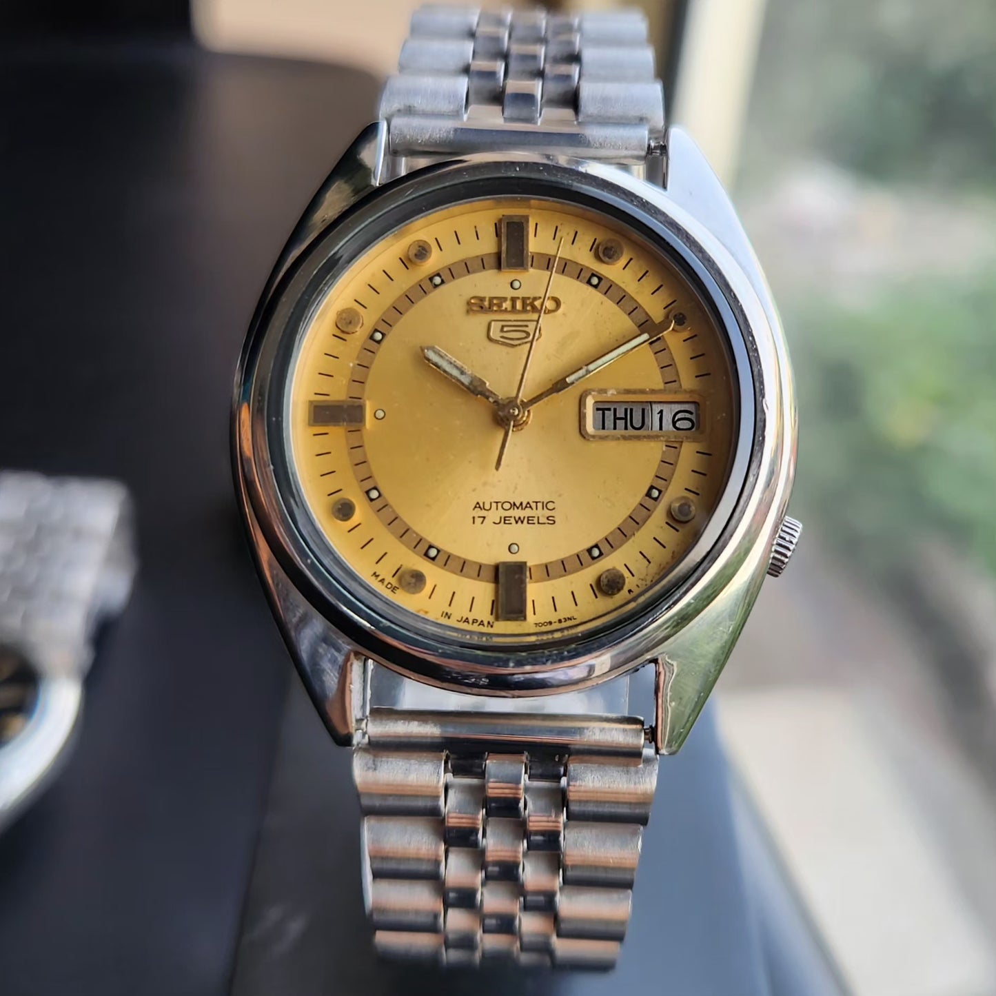 Vintage 1983 Original Seiko 5 Automatic 7009-8740 Gold Face 17 Jewels Day-Date Japanese Men's Wrist Watch SK12