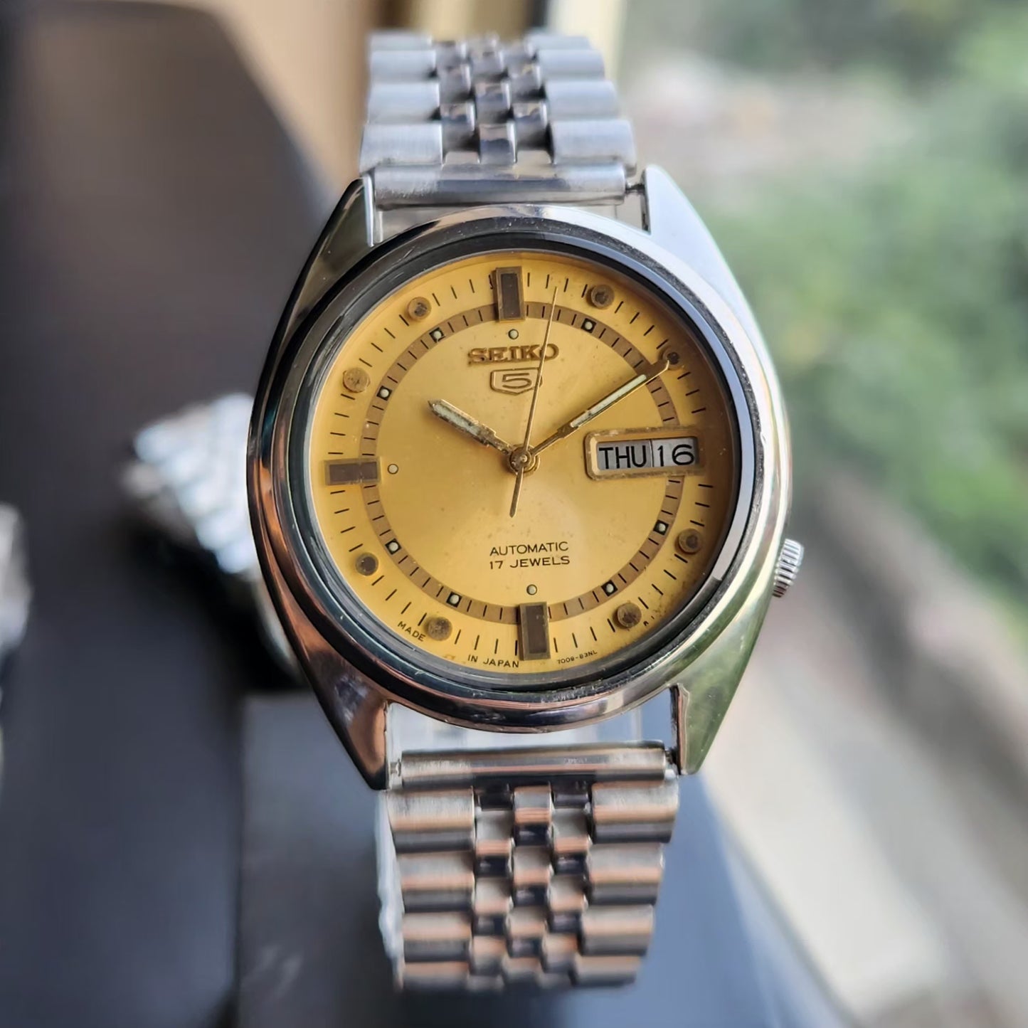 Vintage 1983 Original Seiko 5 Automatic 7009-8740 Gold Face 17 Jewels Day-Date Japanese Men's Wrist Watch SK12