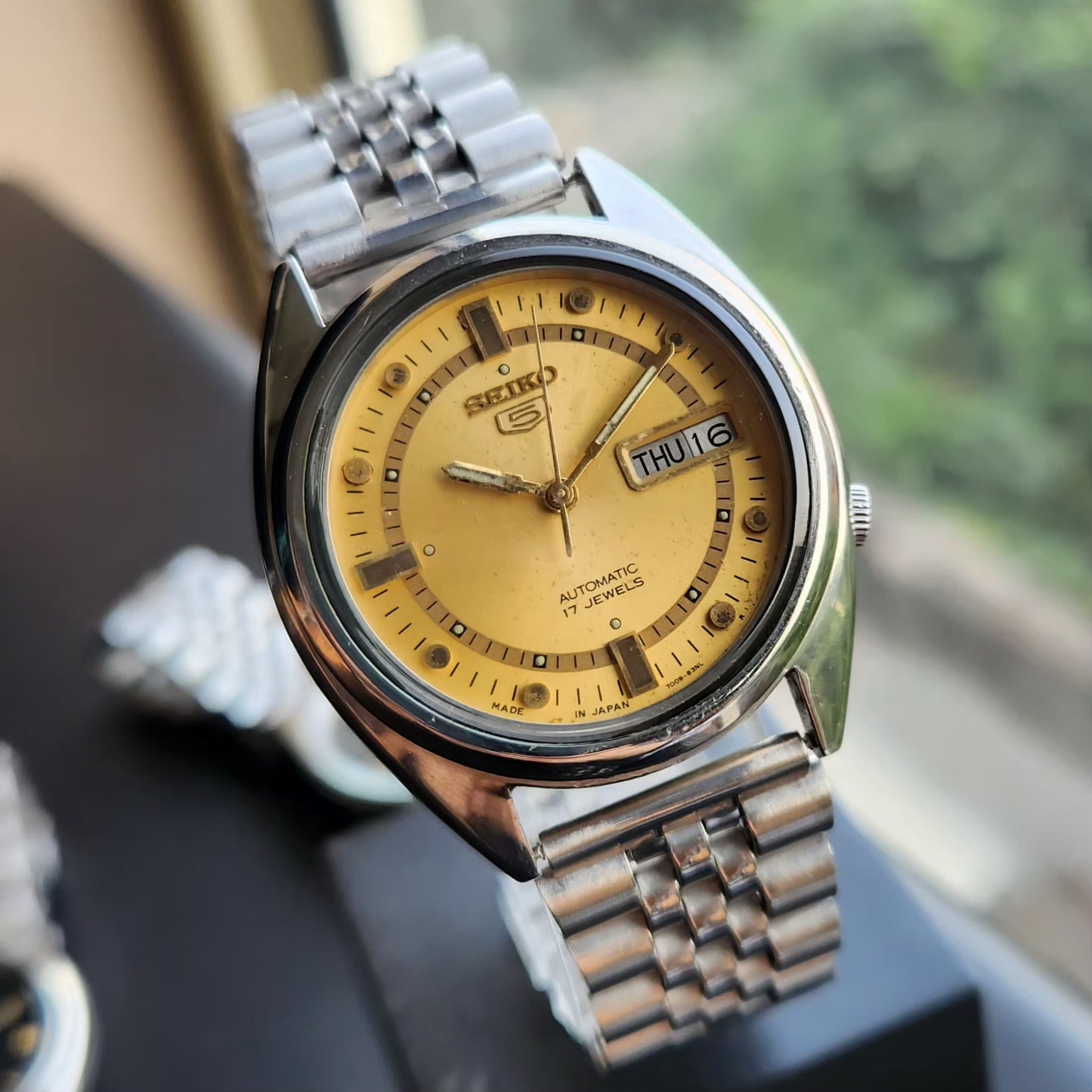 Vintage 1983 Original Seiko 5 Automatic 7009-8740 Gold Face 17 Jewels Day-Date Japanese Men's Wrist Watch SK12