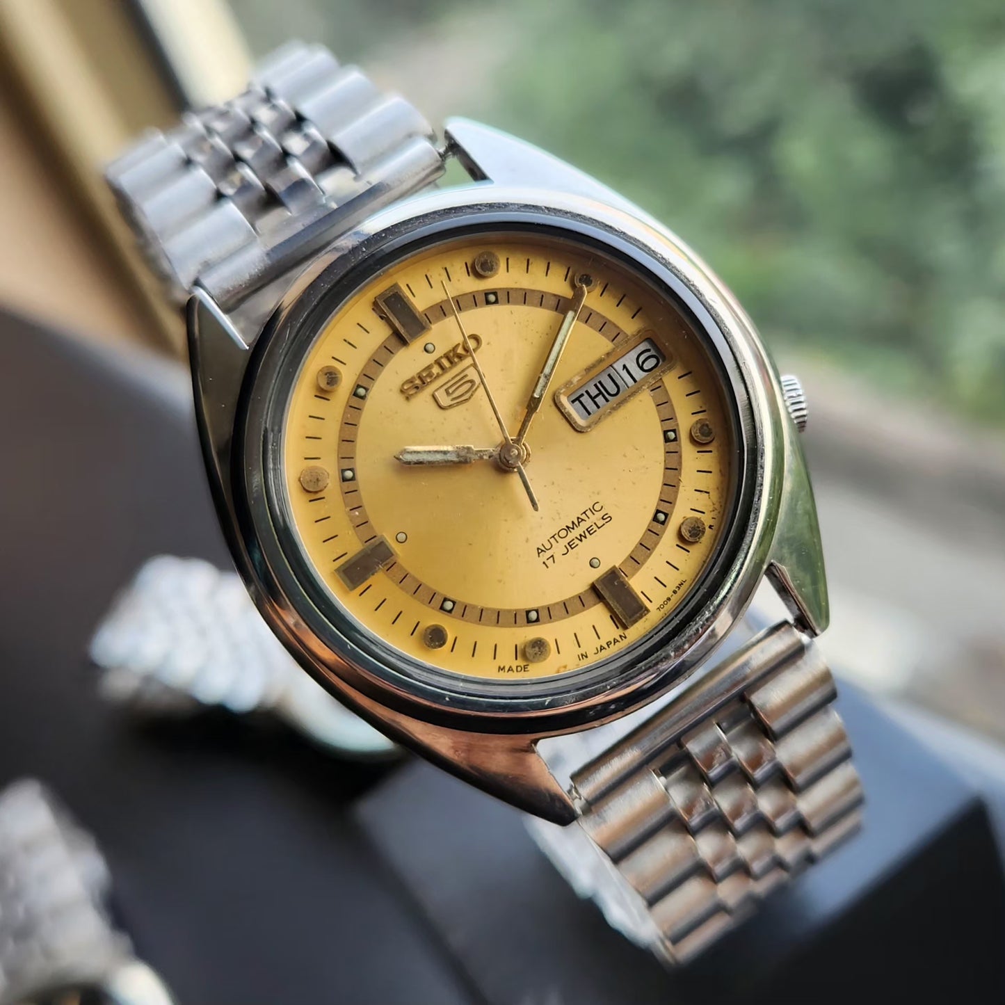 Vintage 1983 Original Seiko 5 Automatic 7009-8740 Gold Face 17 Jewels Day-Date Japanese Men's Wrist Watch SK12