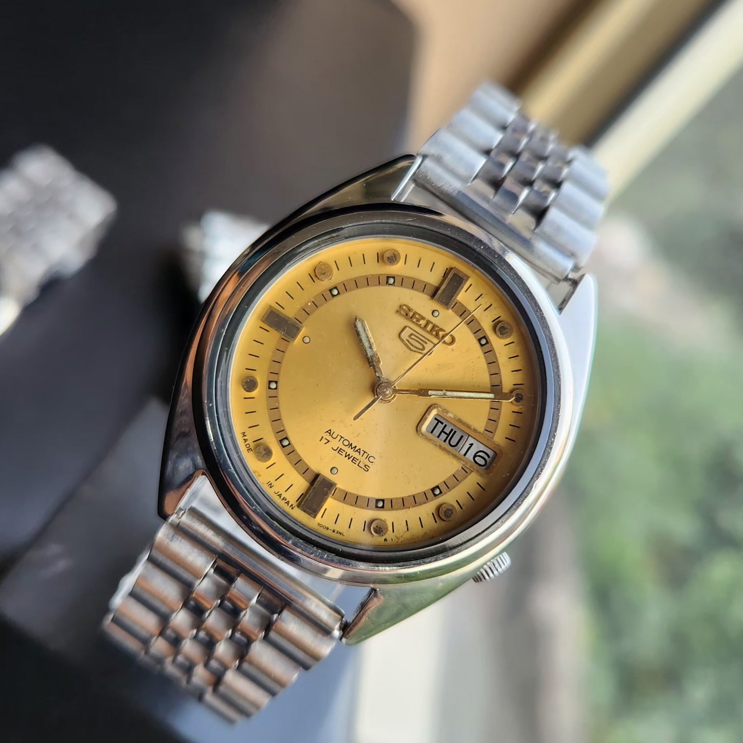 Vintage 1983 Original Seiko 5 Automatic 7009-8740 Gold Face 17 Jewels Day-Date Japanese Men's Wrist Watch SK12