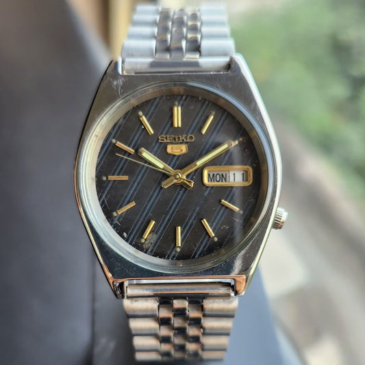 Vintage 1976 Original Seiko 5 Automatic 7009-3090 Black Face 17 Jewels Day-Date Japanese Men's Wrist Watch SK15