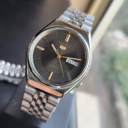 Vintage 1982 Original Seiko 5 Automatic 6309-8820 Black Face 17 Jewels Day-Date Japanese Men's Wrist Watch SK17