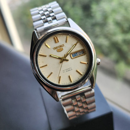 Vintage 1976 Original Seiko 5 Automatic 7009-3040 Off White Face 17 Jewels Day-Date Japanese Men's Wrist Watch SK26
