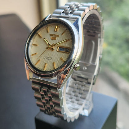 Vintage 1976 Original Seiko 5 Automatic 7009-3040 Off White Face 17 Jewels Day-Date Japanese Men's Wrist Watch SK26