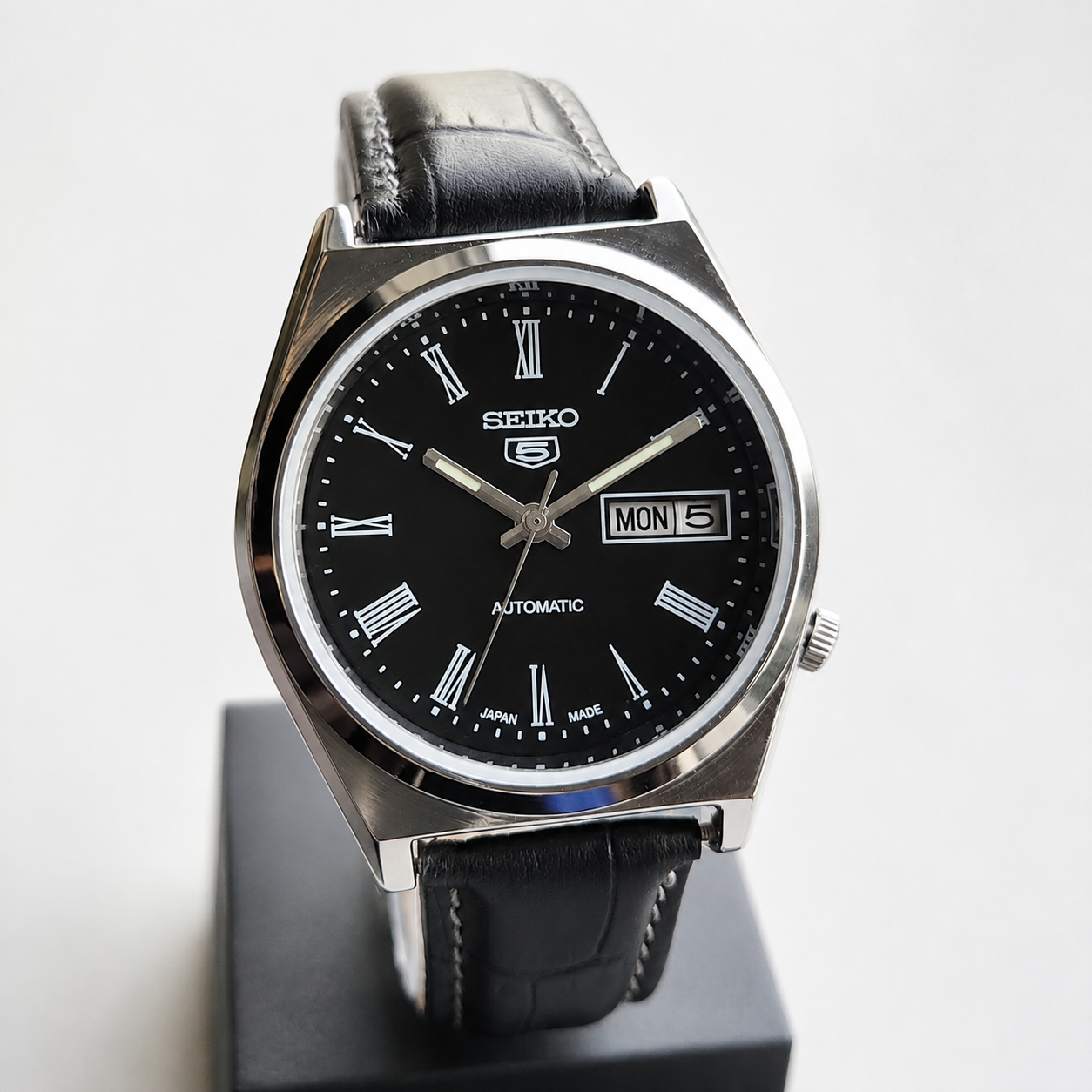 Vintage Mod  Seiko 5 Automatic 17 Jewels Cal. 7009 Black Face Black Leather Band Day-Date Men's Wrist Watch S014