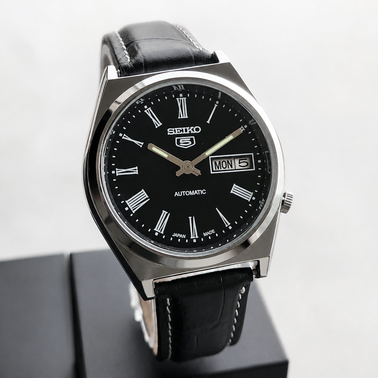 Vintage Mod  Seiko 5 Automatic 17 Jewels Cal. 7009 Black Face Black Leather Band Day-Date Men's Wrist Watch S014