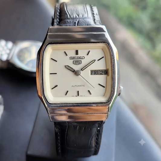 Vintage 1979 Original Seiko 5 Automatic 7009-6001 White Face 17 Jewels Day-Date Japanese Men's Wrist Watch SK19