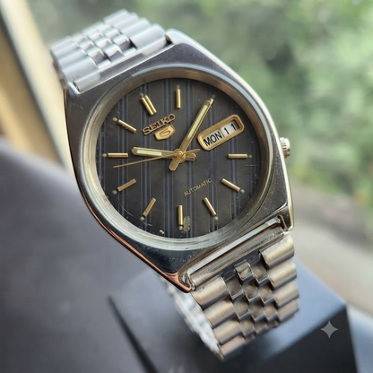 Vintage 1976 Original Seiko 5 Automatic 7009-3090 Black Face 17 Jewels Day-Date Japanese Men's Wrist Watch SK15