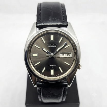 Vintage 1981 Original Seiko 5 Automatic 7009-821J Black Face 17 Jewels Day-Date Japanese Men's Wrist Watch SA71