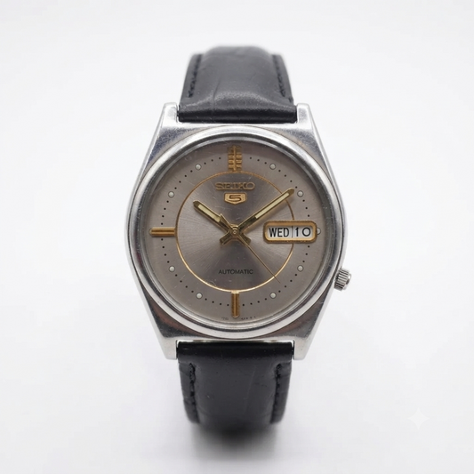 Vintage 1997 Original Seiko 5 Automatic 7s26-8210 silver face 21 Jewels Day-Date Japanese Men's Wrist Watch OG23