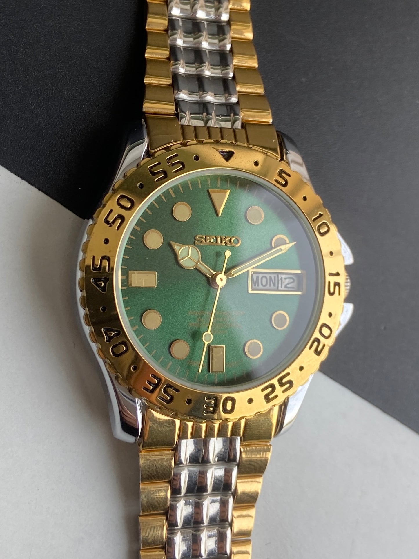 Vintage Mod Seiko Automatic 17 Jewels Cal. 6309 Green Face Fix Bezel Two Tone Men's Wrist Watch E68