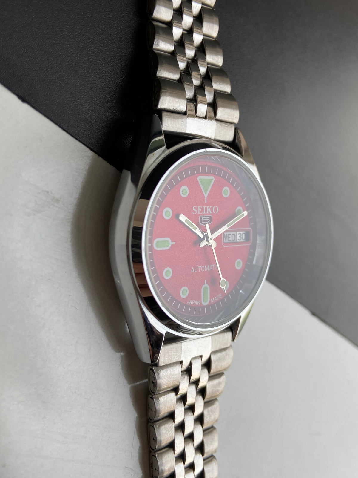 Vintage Mod Seiko 5 Automatic 6309A 17 Jewels Japan Men's Day-Date Red Face Wrist Watch E72