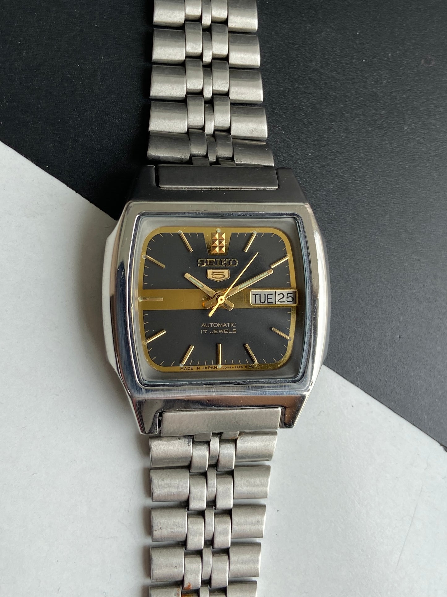 Vintage 1980 Original Seiko 5 Automatic 7009-6001 Black Face 17 Jewels Day-Date Japanese Men's Wrist Watch E86