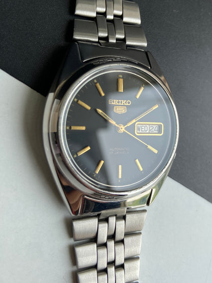 Vintage 1981 Original Seiko 5 Automatic 7009-3180 Black Face 17 Jewels Day-Date Japanese Men's Wrist Watch E90
