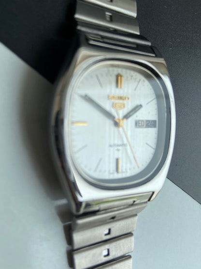 Vintage 1976 Original Seiko 5 Automatic 7009-5840 Silver Face 17 Jewels Day-Date Japanese Men's Wrist Watch E95