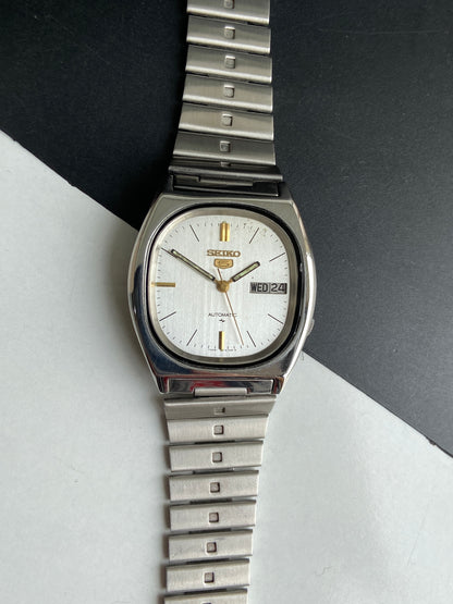 Vintage 1976 Original Seiko 5 Automatic 7009-5840 Silver Face 17 Jewels Day-Date Japanese Men's Wrist Watch E95