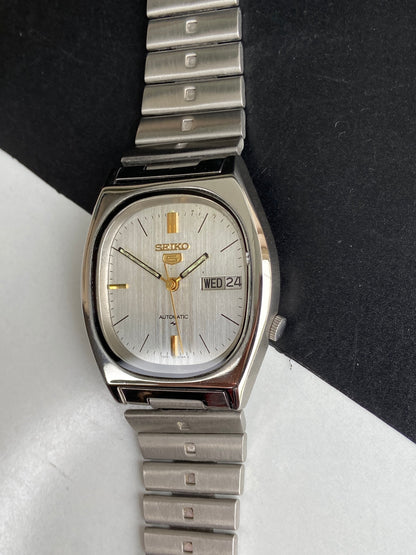 Vintage 1976 Original Seiko 5 Automatic 7009-5840 Silver Face 17 Jewels Day-Date Japanese Men's Wrist Watch E95