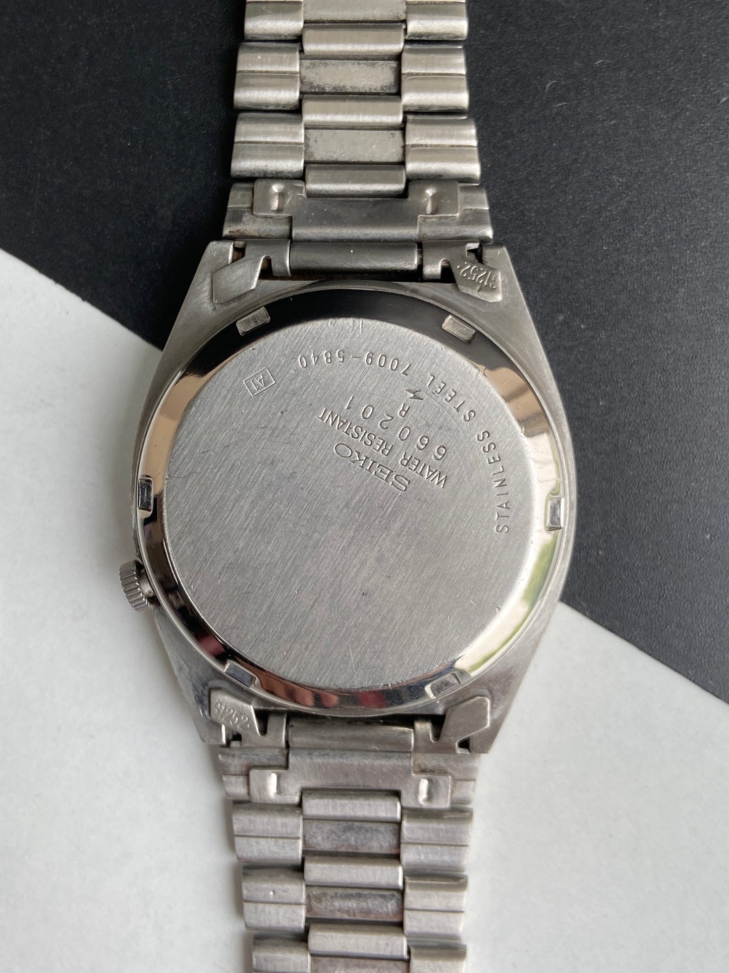 Vintage 1976 Original Seiko 5 Automatic 7009-5840 Silver Face 17 Jewels Day-Date Japanese Men's Wrist Watch E95