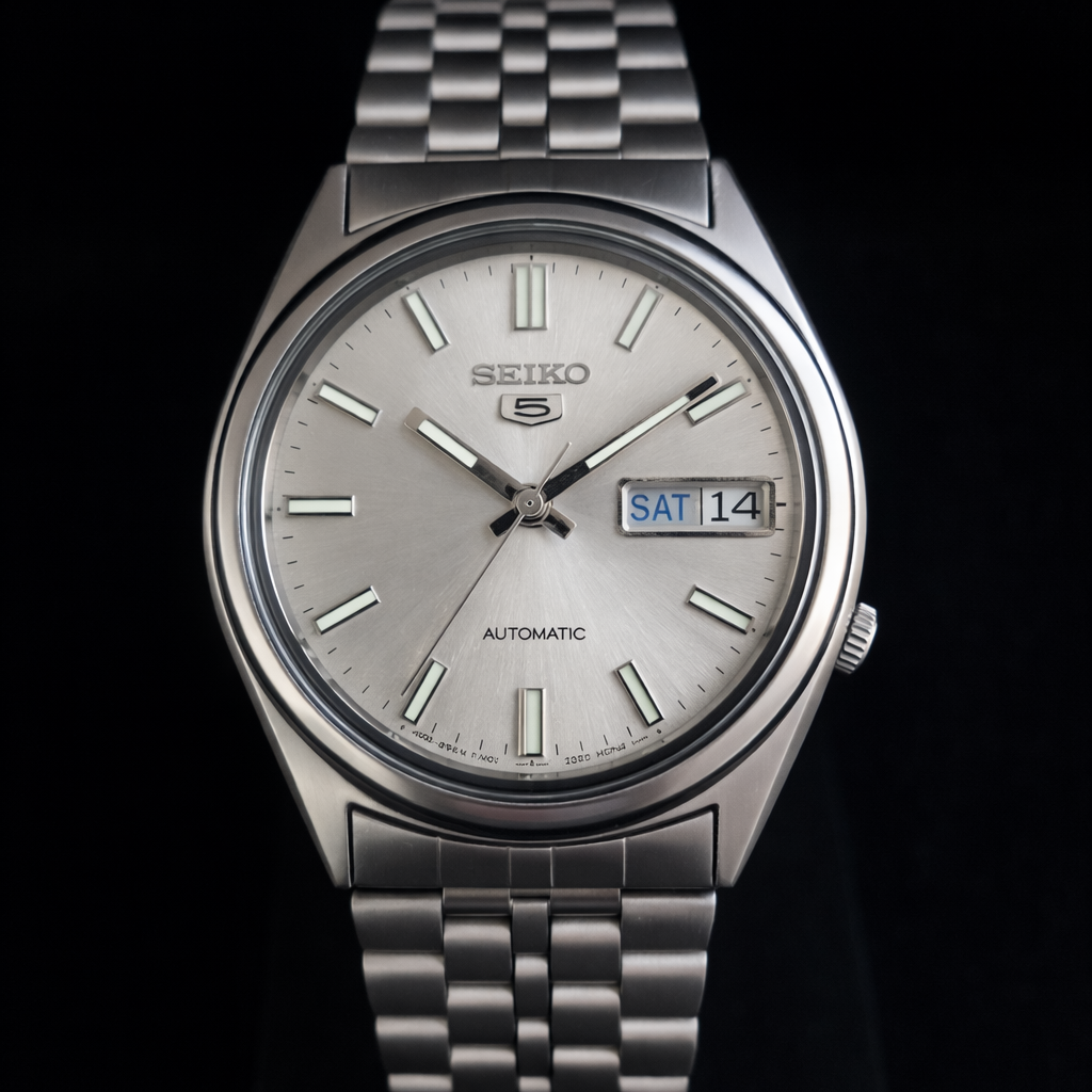 Vintage 1985 Original Seiko 5 Automatic 7009-8330 Silver Face 17 Jewels Day-Date Japanese Men's Wrist Watch S46
