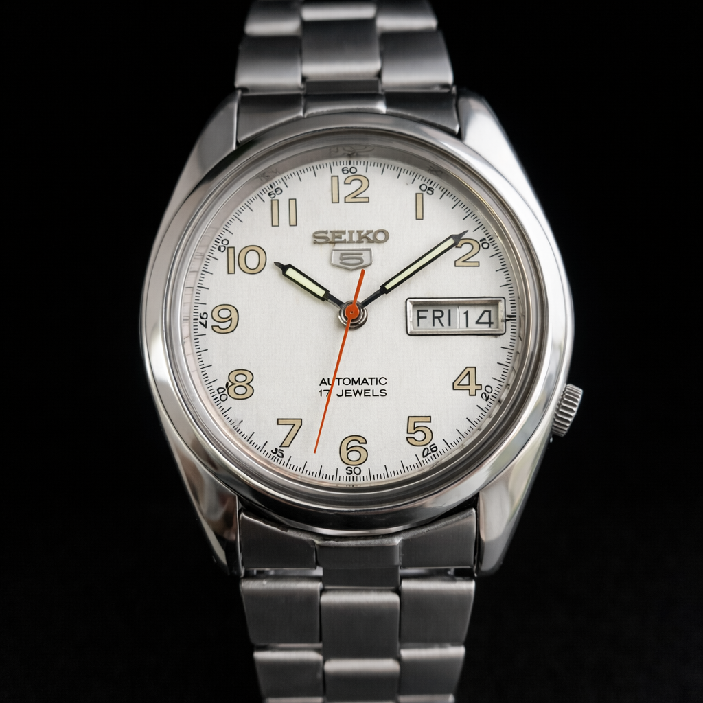Vintage 1981 Original Seiko 5 Automatic 7009-8210 White Face 17 Jewels Day-Date Japanese Men's Wrist Watch S37