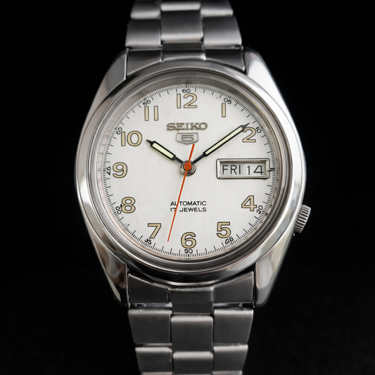 Vintage 1981 Original Seiko 5 Automatic 7009-8210 White Face 17 Jewels Day-Date Japanese Men's Wrist Watch S37