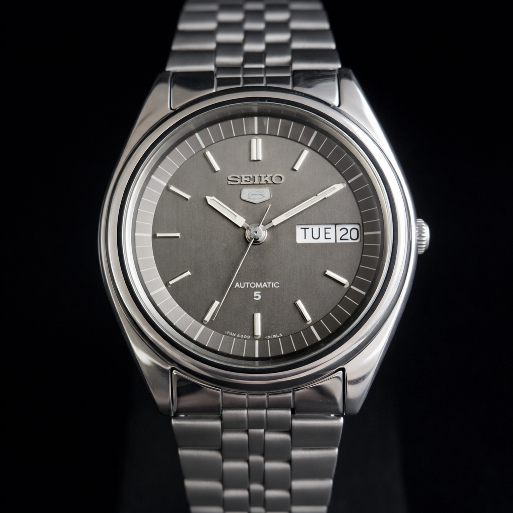 Vintage 1985 Original Seiko 5 Automatic 6309-8800 Grey Face 17 Jewels Day-Date Japanese Men's Wrist Watch S33
