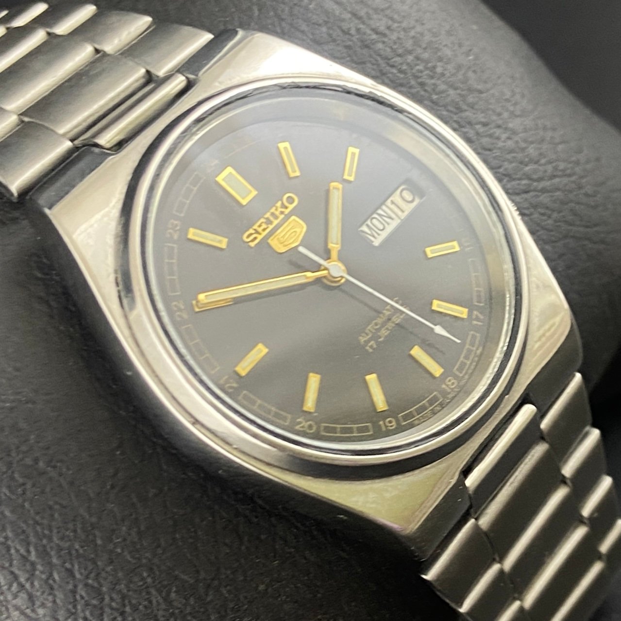 Vintage Original Seiko 5 Automatic Black Face Cal. 7009 Men's Wrist Watch Serviced.