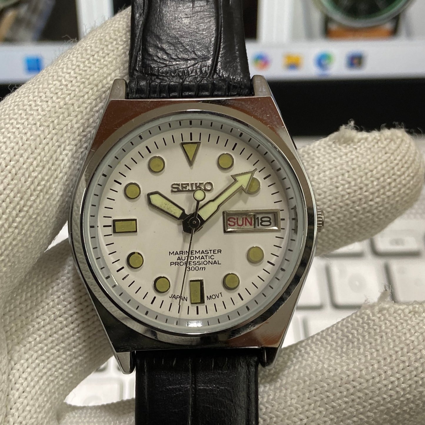 Vintage Seiko 5 Automatic 17Jewels Cal. 6309 White Face Black Band Men's Wrist Watch SB04
