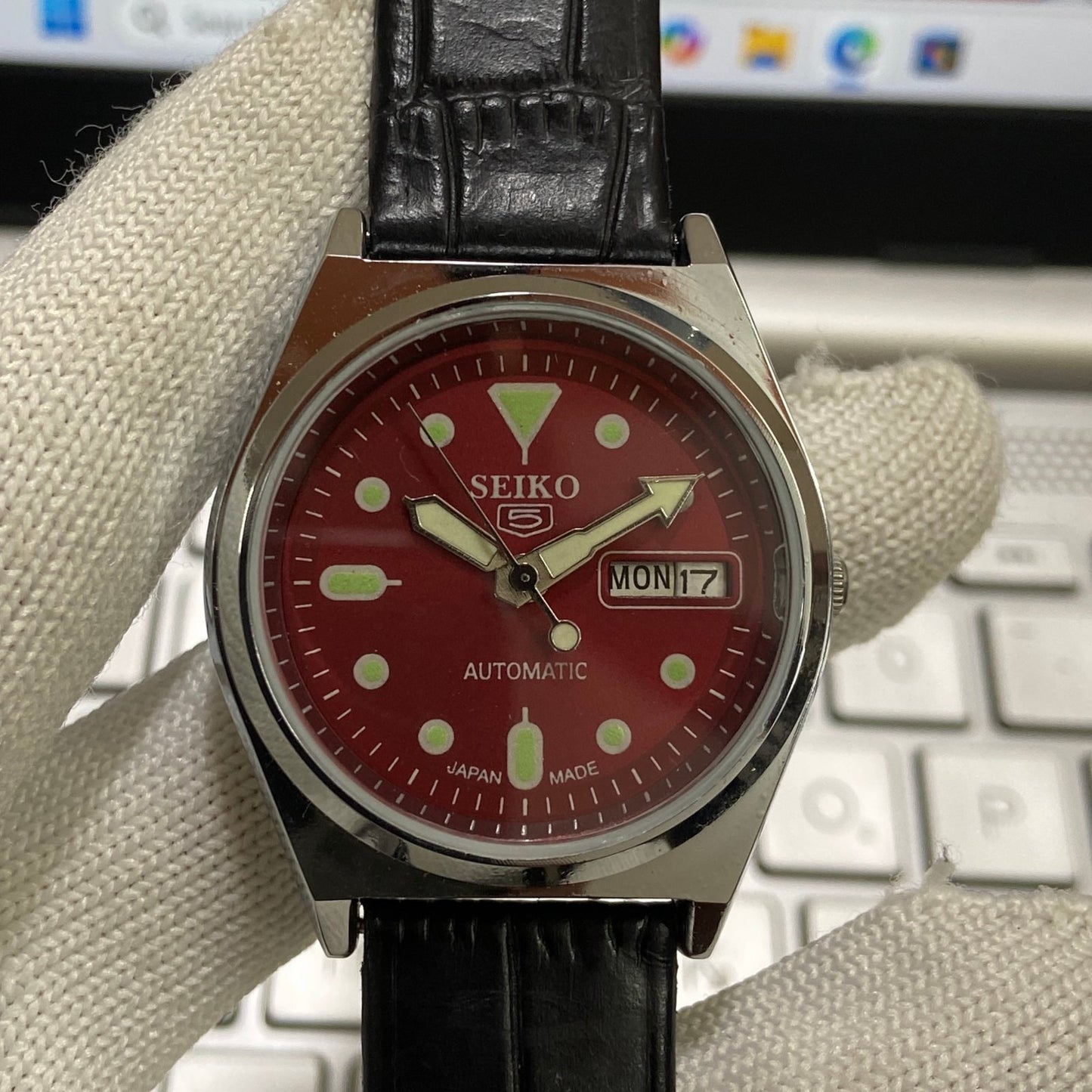 Vintage Seiko 5 Automatic 17Jewels Cal. 6309 Red Face Black Band Men's Wrist Watch SB05