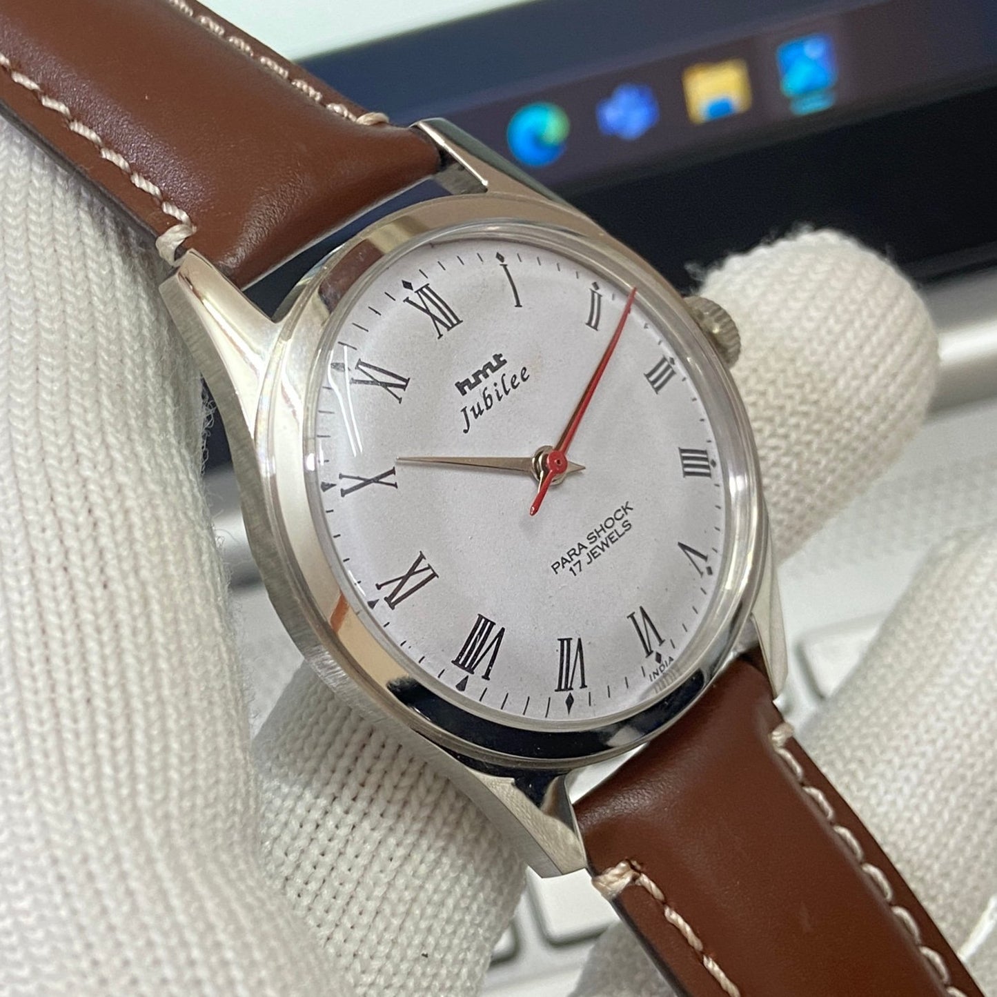 Vintage Mod HMT Jubilee Hand Winding 17 Jewels White Face Brown Band Men's Wrist Watch B02
