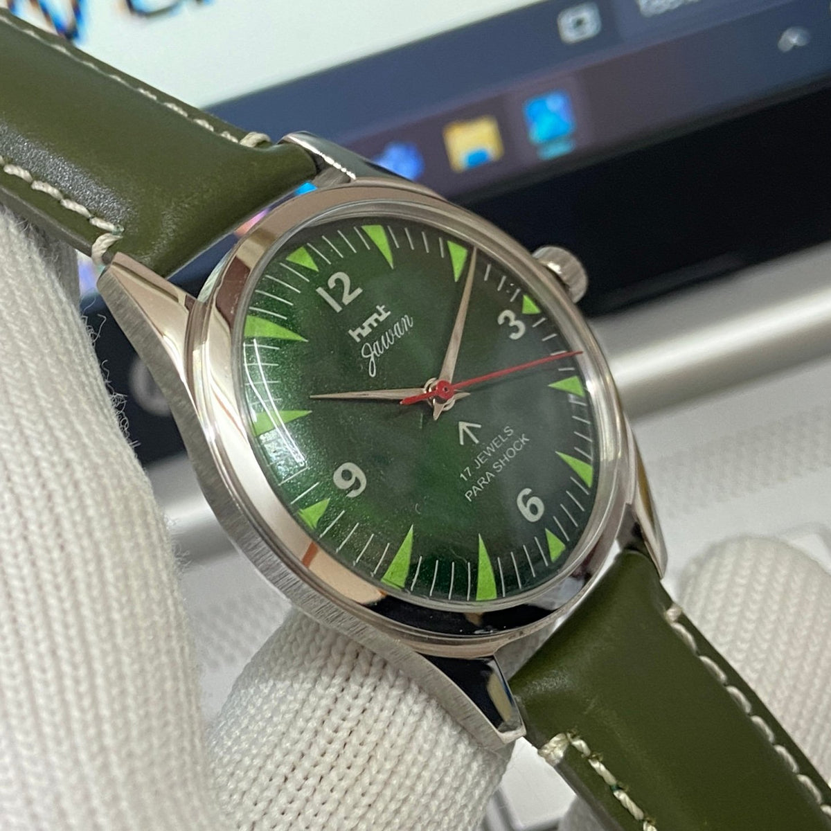 Vintage MOD HMT Jawan Hand Winding 17 Jewels Green Face Green Band Men's Wrist Watch B11