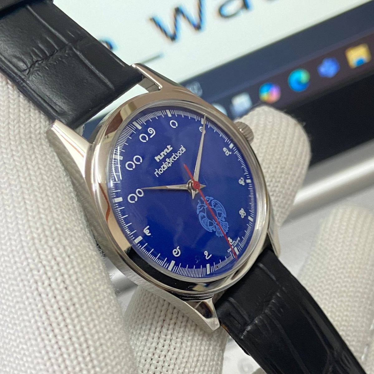 Vintage MOD HMT Gandaberunda Hand Winding 17 Jewels Blue Face Black Band Men's Wrist Watch B40