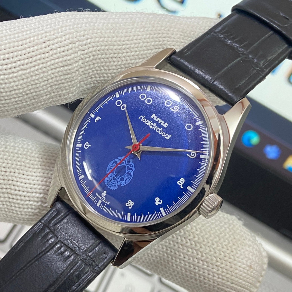 Vintage MOD HMT Gandaberunda Hand Winding 17 Jewels Blue Face Black Band Men's Wrist Watch B40