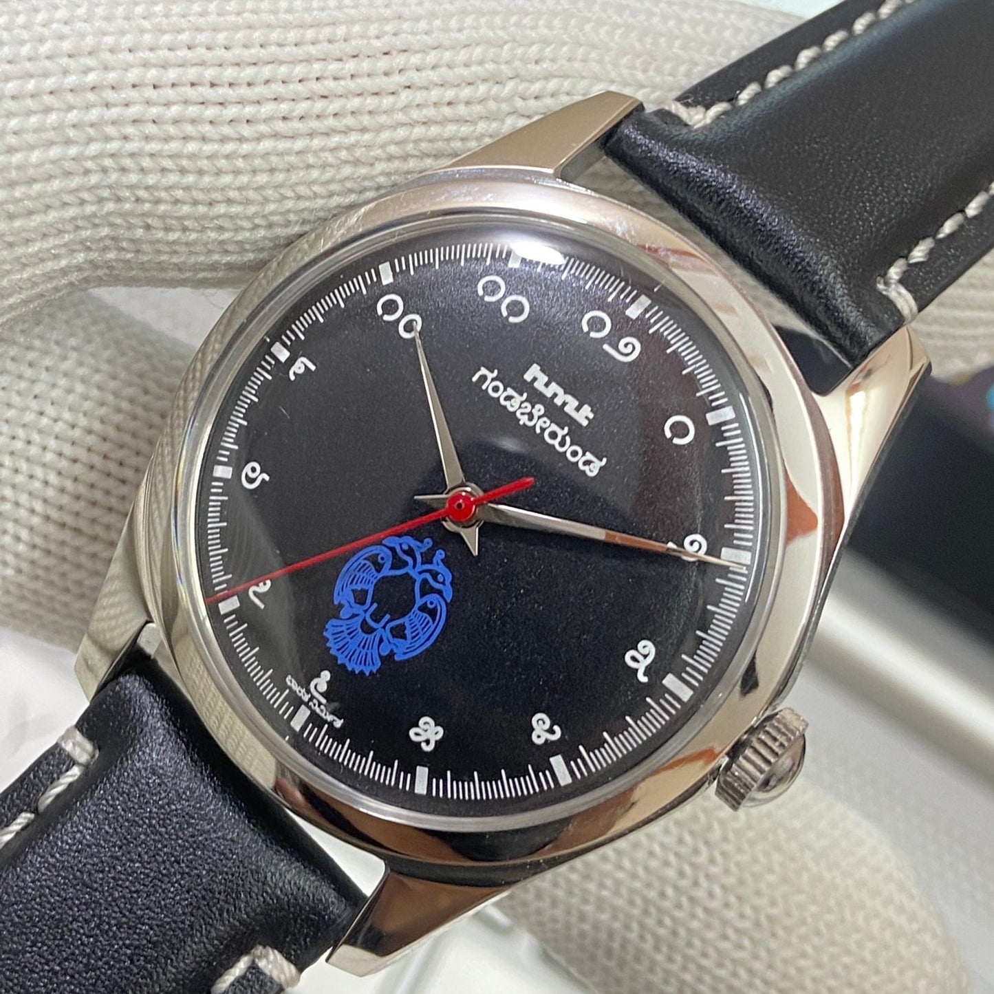 Vintage HMT Gandaberunda Hand Winding 17 Jewels Black Face Black Band Men's Wrist Watch B42