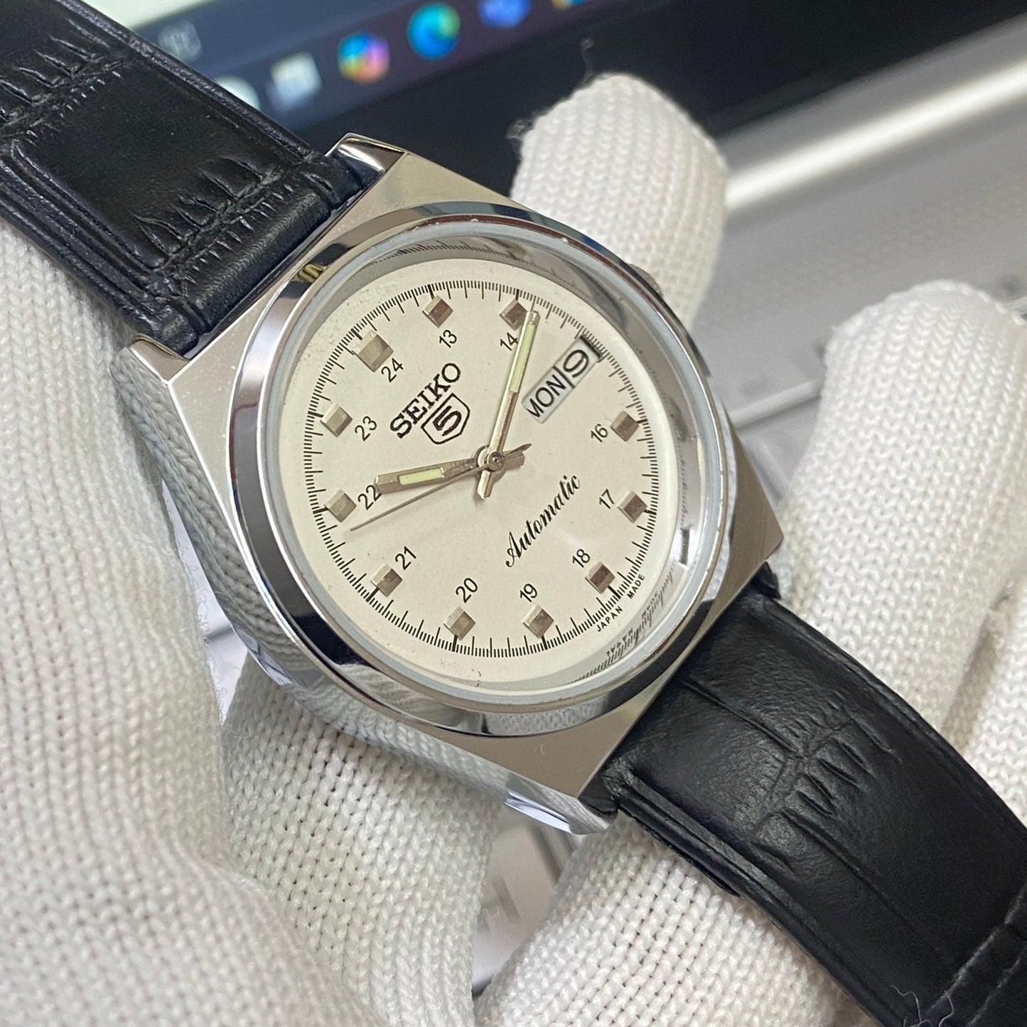 Vintage Seiko 5 Automatic Cal. 6309 white Face Black Band B76
