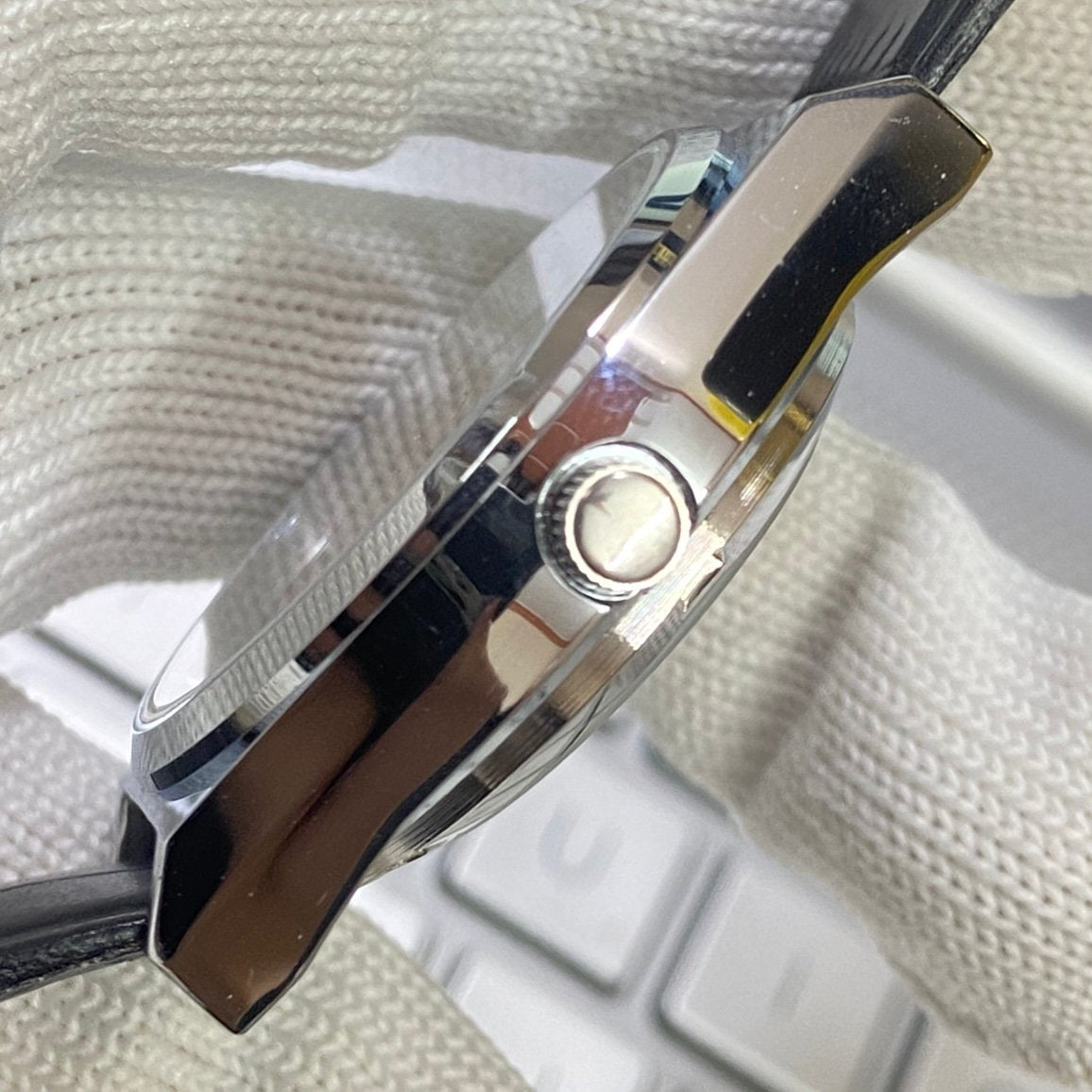 Vintage Seiko 5 Automatic Cal. 6309 white Face Black Band B76