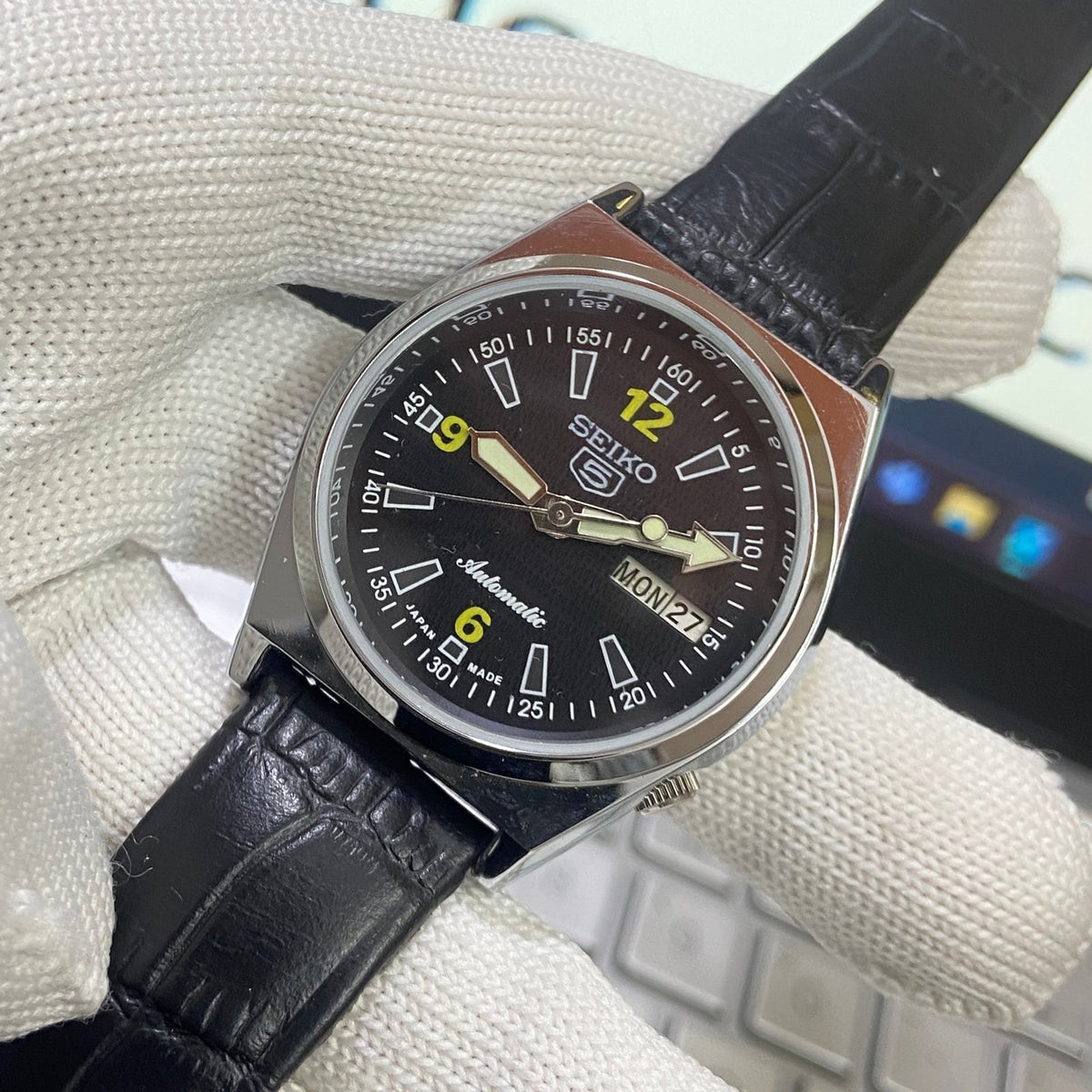Vintage MOD Seiko 5 Automatic 17 Jewels Cal. 6309 Black Face Black Band B77