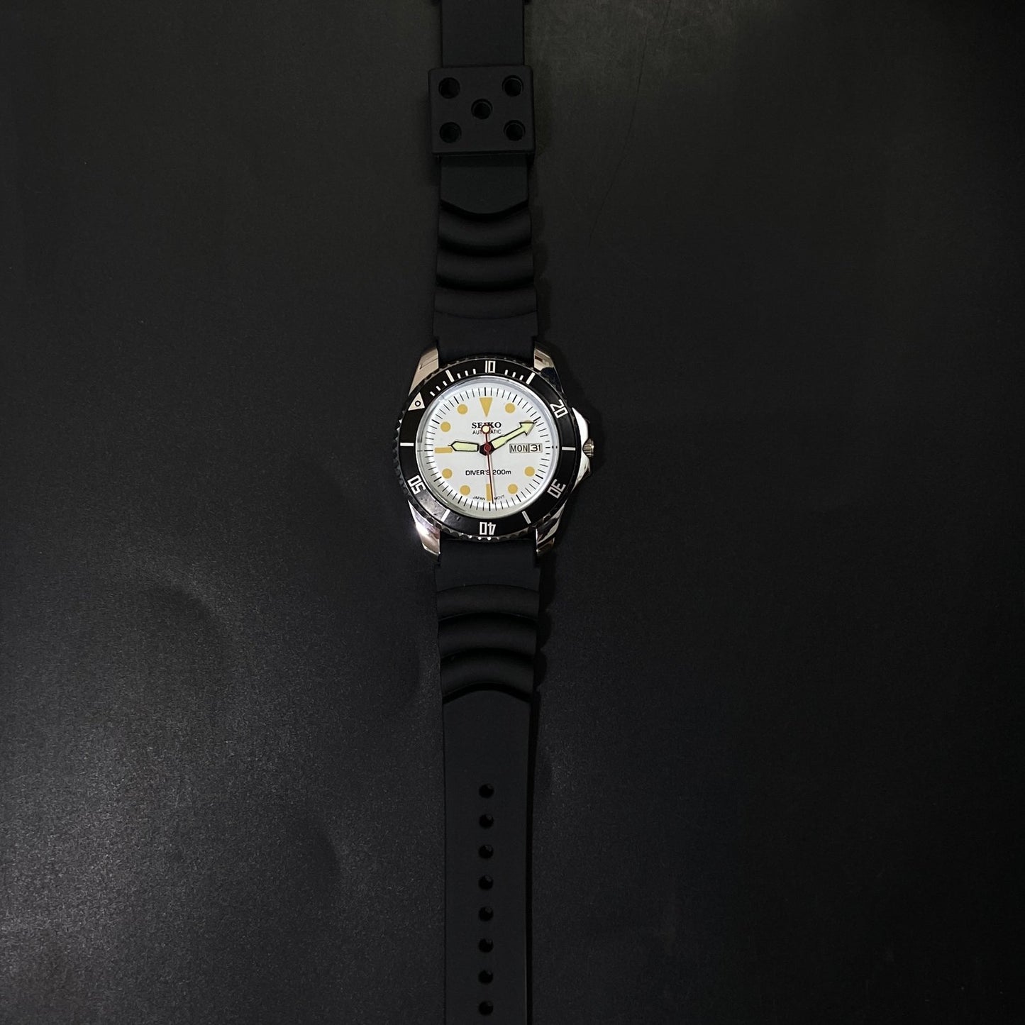 Vintage Seiko Diver Automatic Cal. 6309 17 Jewels White Face Black Silicone Strap Rotating Bezel Men's Wrist Watch C02