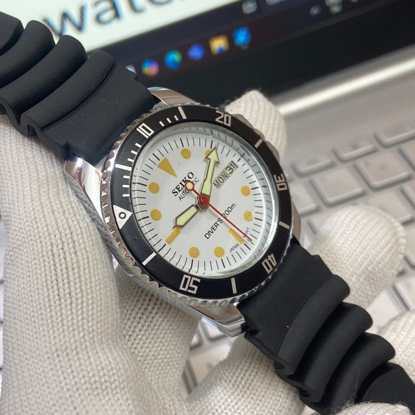 Vintage Seiko Diver Automatic Cal. 6309 17 Jewels White Face Black Silicone Strap Rotating Bezel Men's Wrist Watch C02