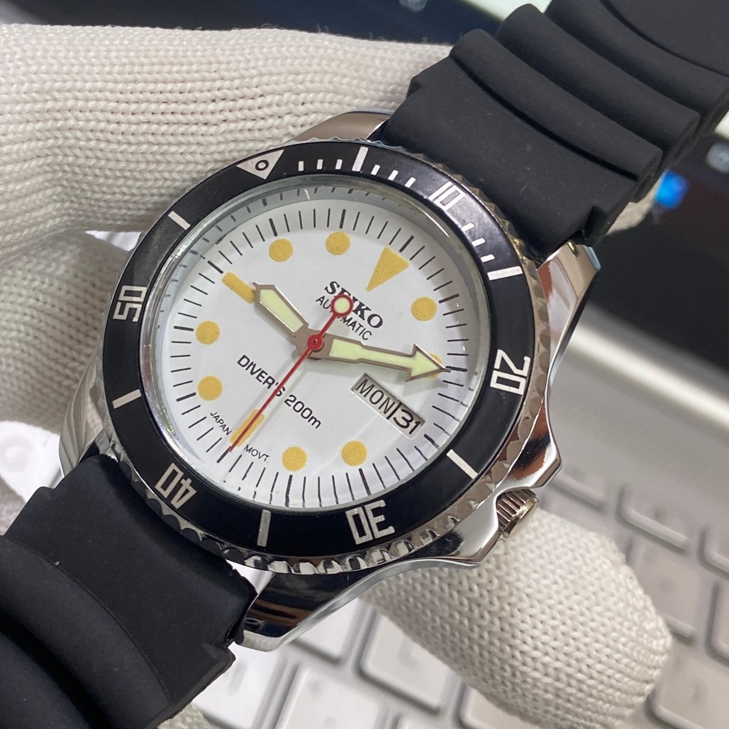 Vintage Seiko Diver Automatic Cal. 6309 17 Jewels White Face Black Silicone Strap Rotating Bezel Men's Wrist Watch C02