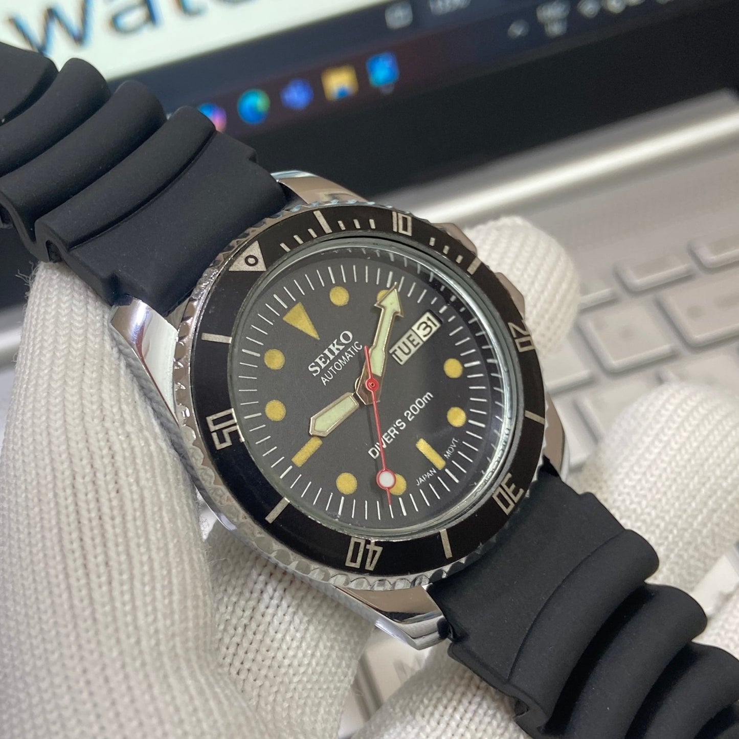 Vintage Seiko Diver Automatic Cal. 6309 17 Jewels Black Face Black Silicone Strap Rotating Bezel Men's Wrist Watch C03