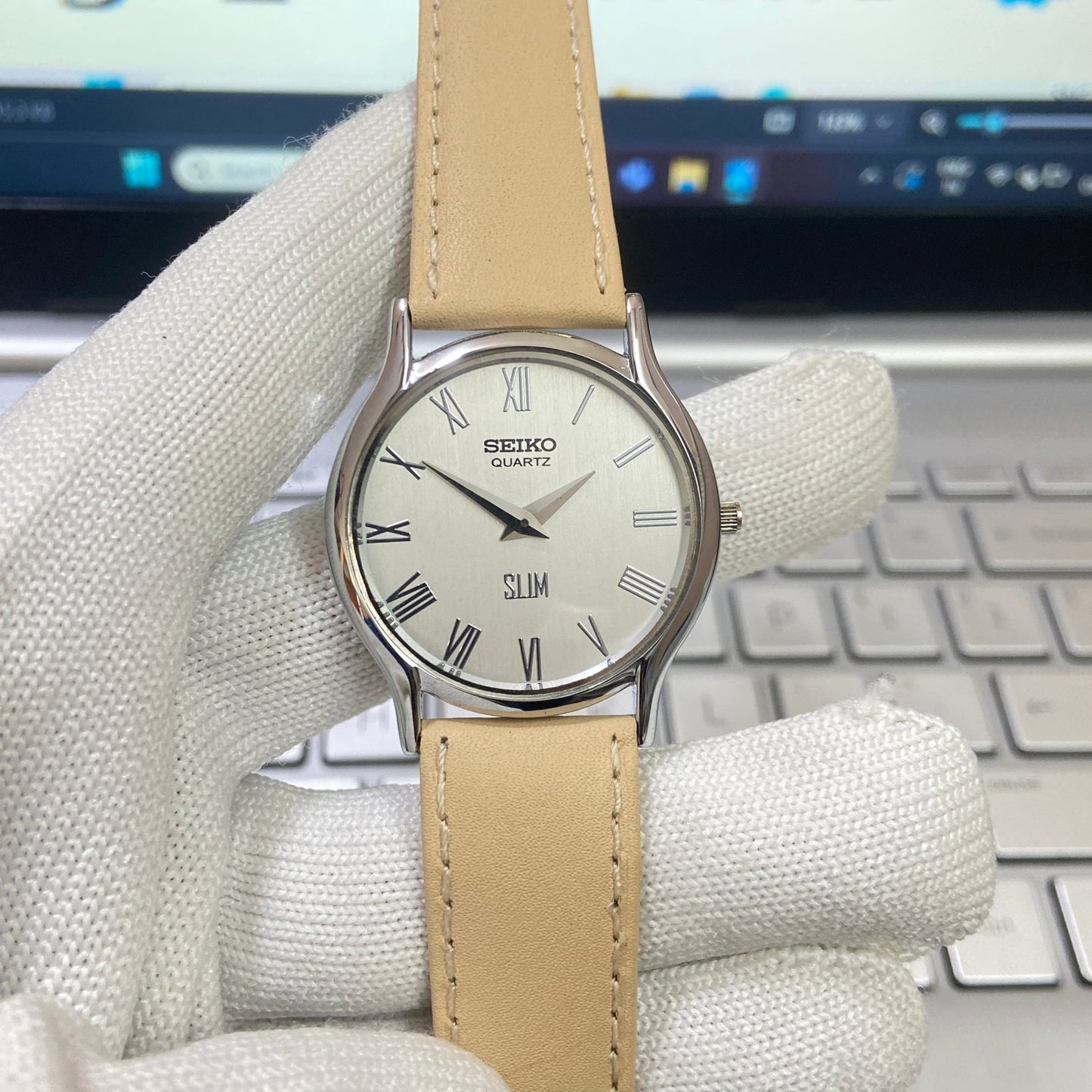Vintage Seiko Slim Quartz White Face Cream Band Men's Wrist Watch C09