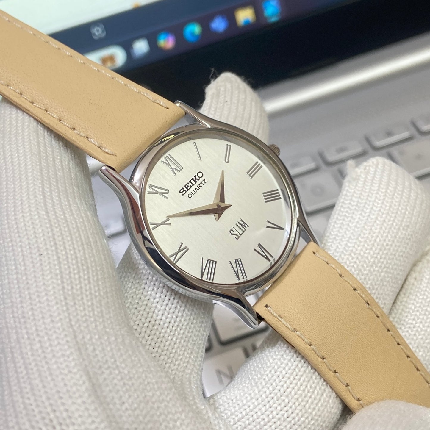 Vintage Seiko Slim Quartz White Face Cream Band Men's Wrist Watch C09