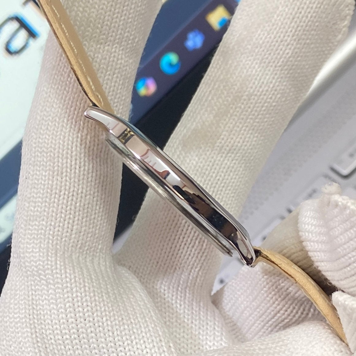 Vintage Seiko Slim Quartz White Face Cream Band Men's Wrist Watch C09
