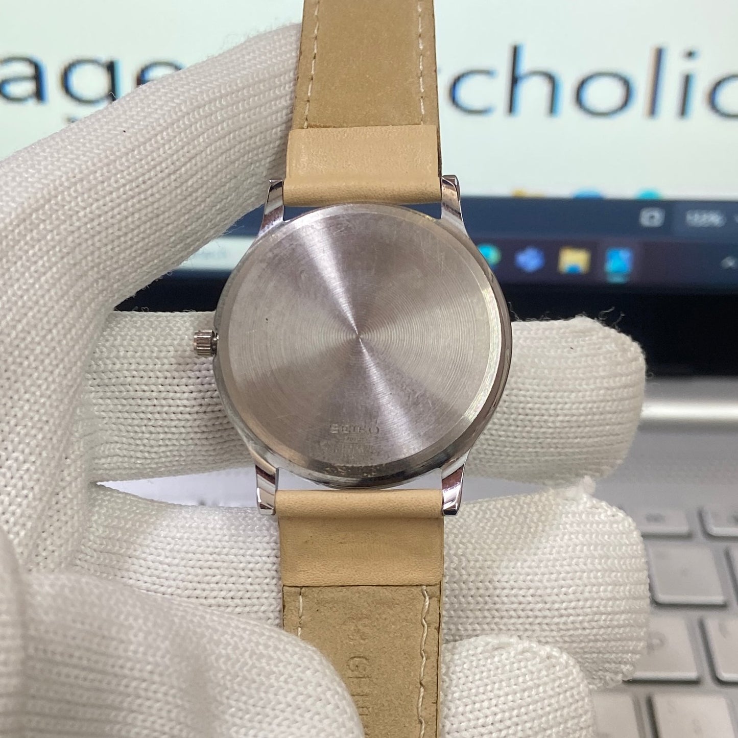 Vintage Seiko Slim Quartz White Face Cream Band Men's Wrist Watch C09